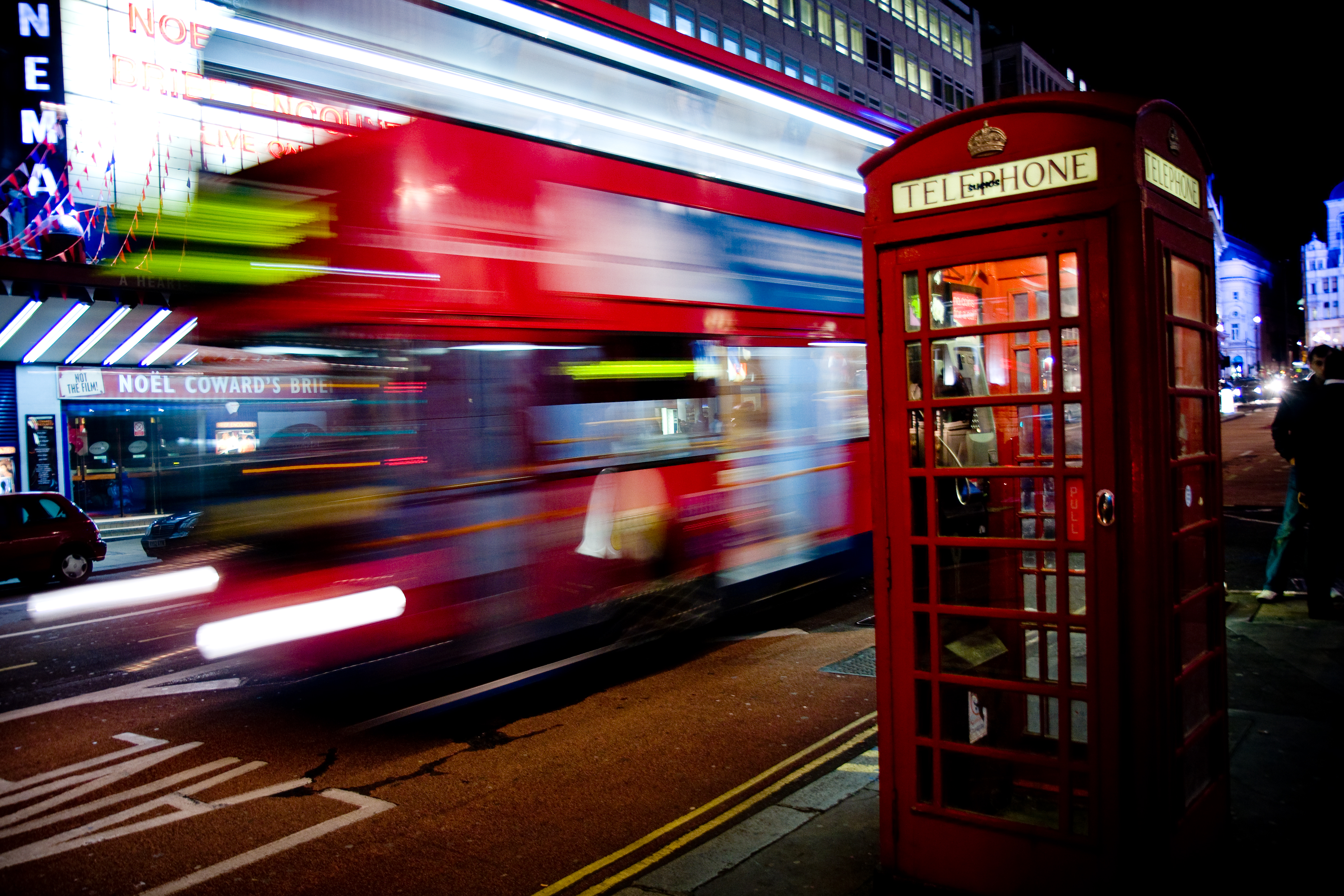 london_bus_and_telephone_box_on_haymarket